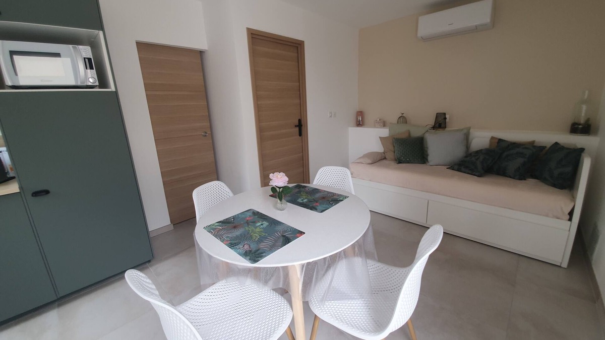Chateauneuf-les-Martigues Apartment | Cosy new T2 with terrace 10 min from the sea!