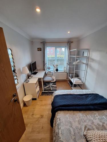 Woking House | Cosy Gated Room with Free Secure Parking Private Bathroom