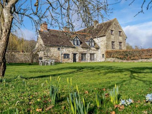 Llanover House | Cosy & historic 2 bedroom Elizabethan cottage