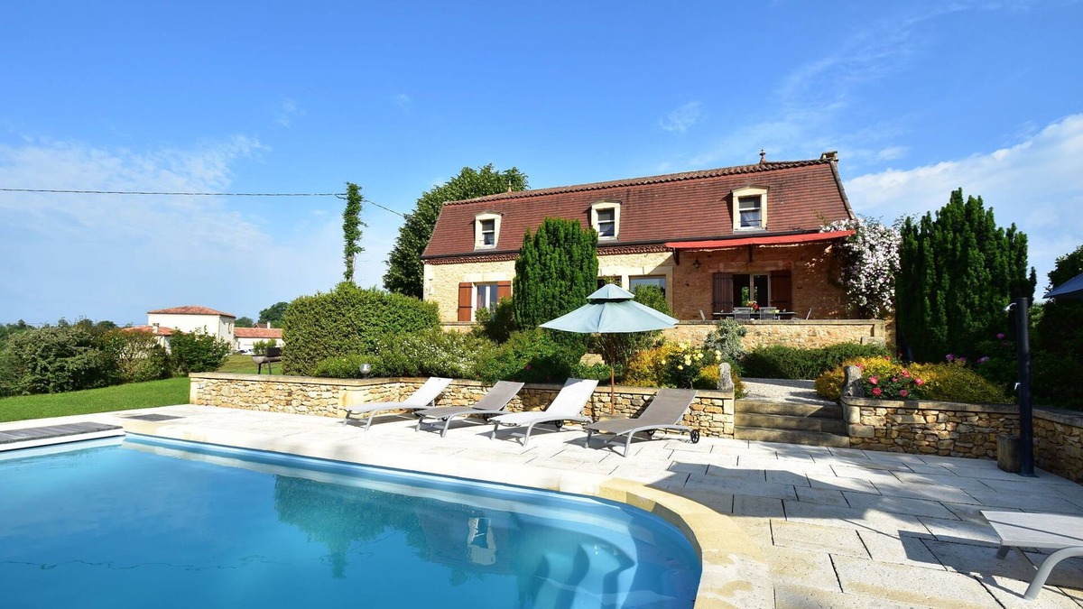 Coux-et-Bigaroque-Mouzens House | Cosy holiday home with swimming pool
