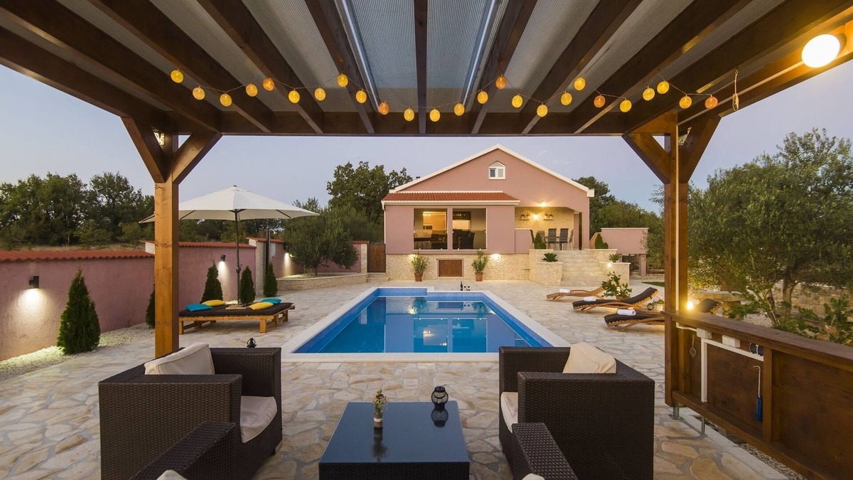 Policnik House | Cosy Holiday Home in Policnik with Pool