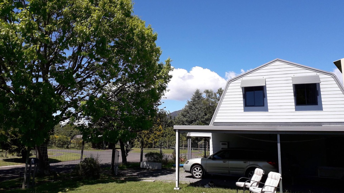 Turangi House | cosy home with mountain-views, near Tongariro Crossing and skifields