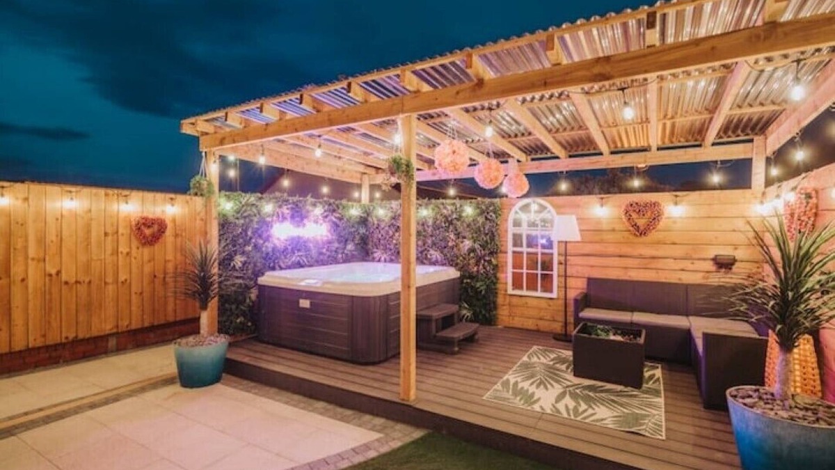 Armagh House | Cosy Hot Tub Getaway Bungalow
