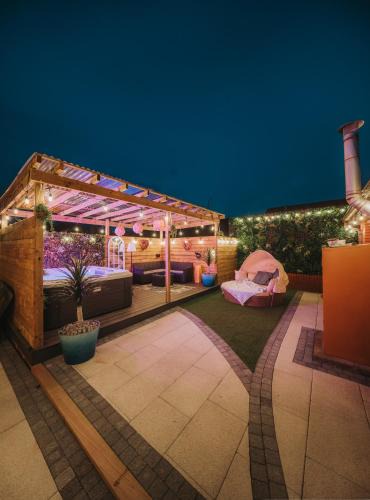 Armagh House | Cosy Hot Tub Getaway Bungalow
