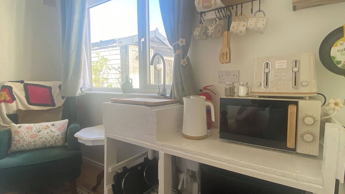 Londonderry Apartment | Cosy Irish Cabin studio in fabulous Derry with WiFi & Private Bathroom