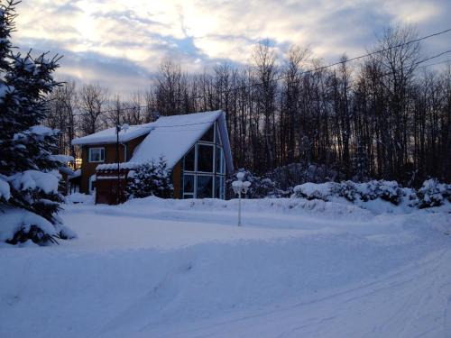 Mashteuiatsh Ski Chalet | Cosy lakeside chalet in Mashteuiatsh with jacuzzi