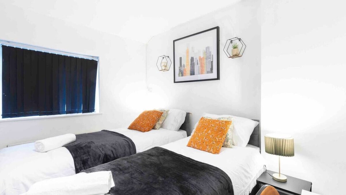 Harehills House | Cosy Large House, FREE Parking, Wifi, Near City Centre