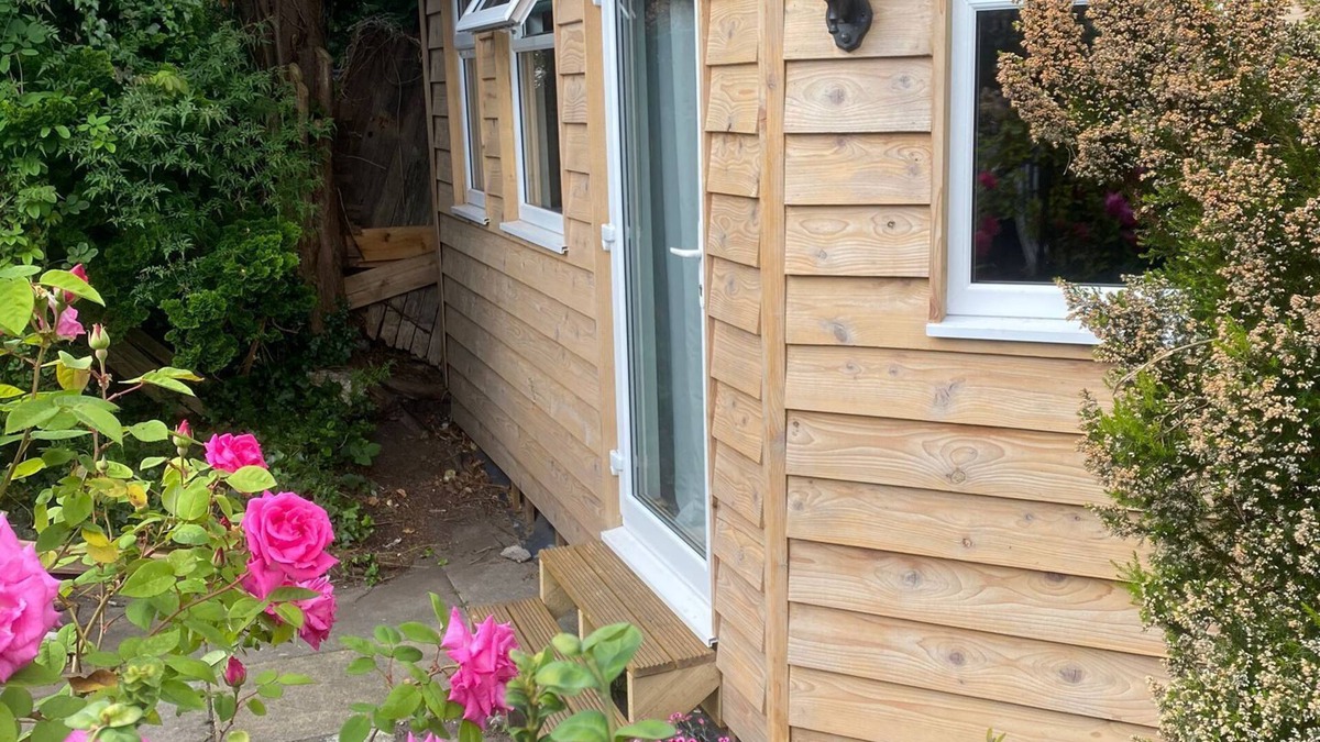 Chorlton-cum-Hardy Cabin | Cosy leafy cabin near city centre. Free parking