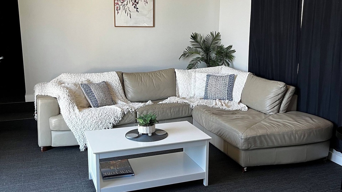 Broken Hill House | Cosy little white box, everything you need for a little getaway