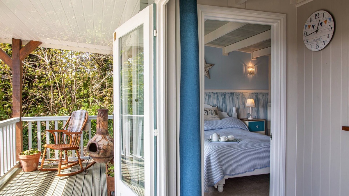 Mabe Cabin | Cosy Lodge with beautiful views across the valley