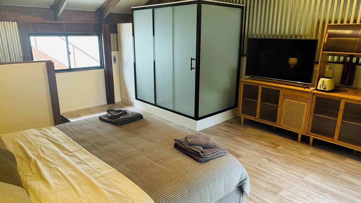 Guanaba House | Cosy Loft Style Barn Conversion nestled alongside a Hinterland Creek πΊππ«