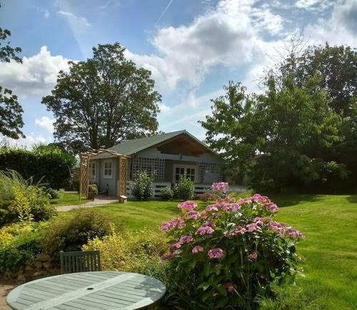 Llanfoist Ski Chalet | Cosy Log Cabin in Llanfoist village