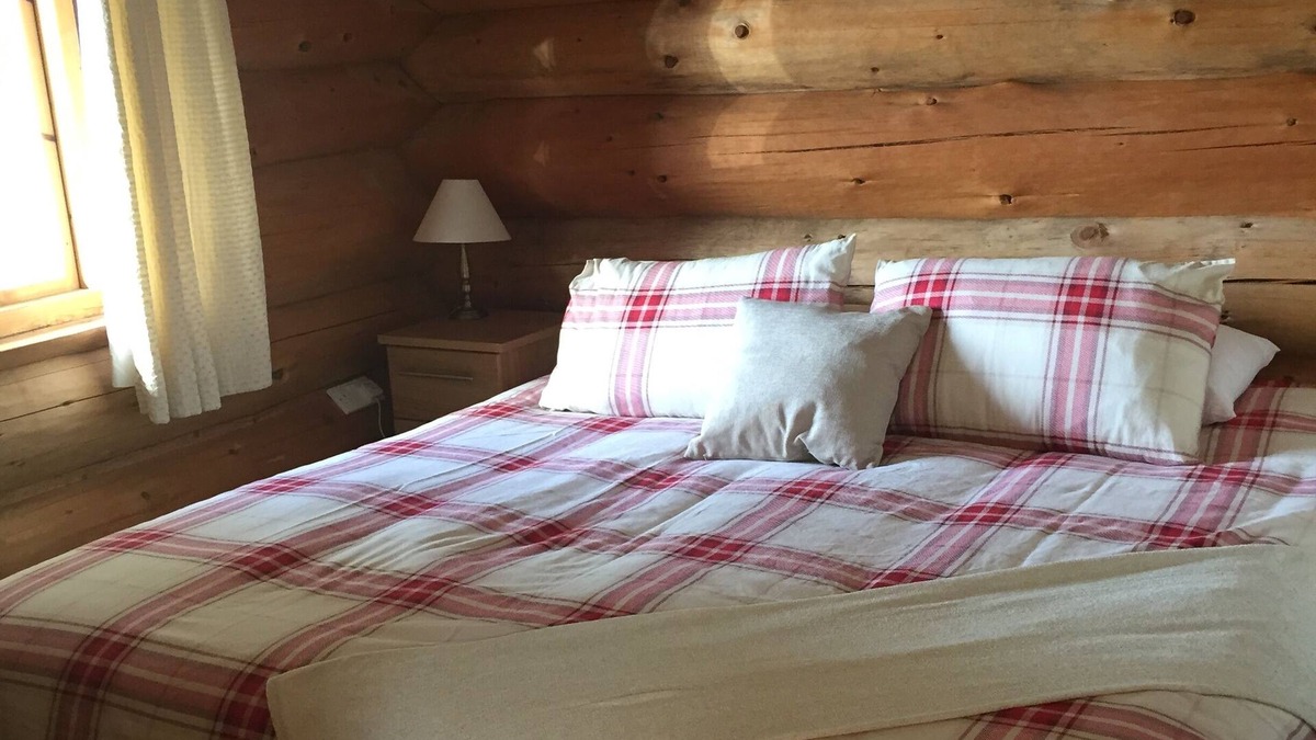 Knockin Cabin | Cosy Log Cabin in rural Shropshire overlooking fishing lakes
