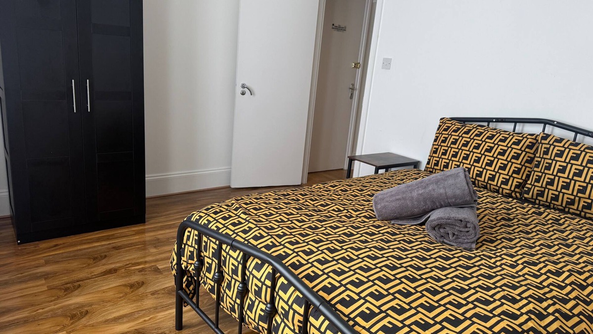 Charlton Apartment | Cosy London Apartment with Two Bedrooms sleeps 4