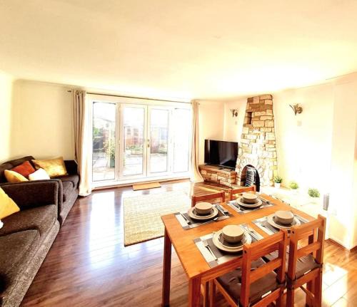 Heaton Apartment | Cosy Luxurious 3 Bedroom House, Free Parking, Free WiFi, Private Garden, Free Netflix