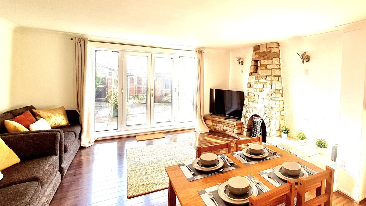 Heaton House | Cosy Luxurious Entire 3 Bedroom House, Private Garden, Free Parking, Free WiFi