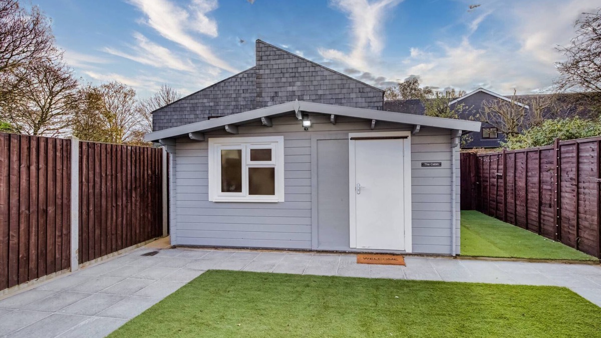 Little Holland Cabin | Cosy Luxury studio cabin centrally located in Crayford, Greater london.