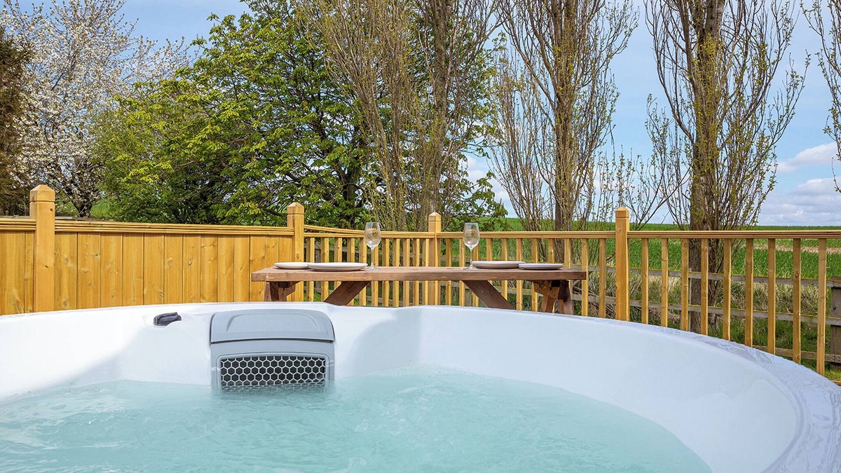 Hutton Rudby Ski Chalet | Cosy micro lodge, perfect for a romantic or family retreat.