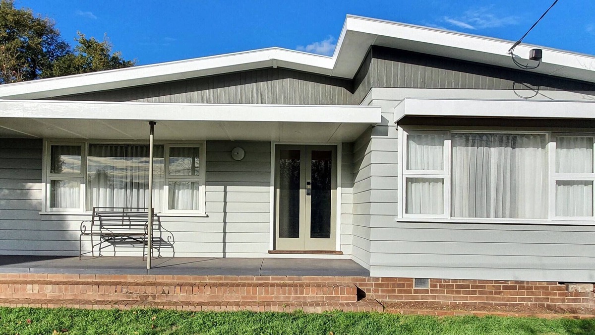 Newington House | Cosy Mid-Century home, Central, Off Street Parking and Fur Baby Friendly