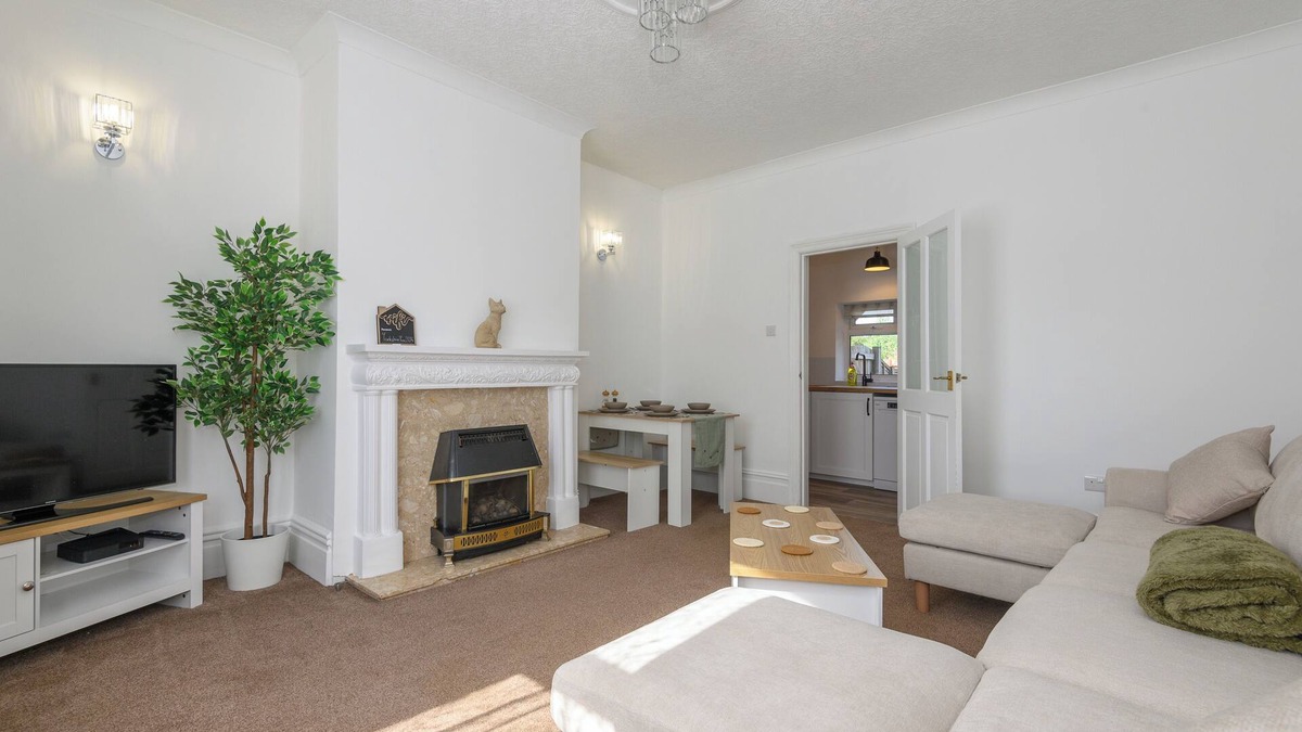 Robert Town House | Cosy Mirfield Retreat, pet-friendly, 2B with parking and garden