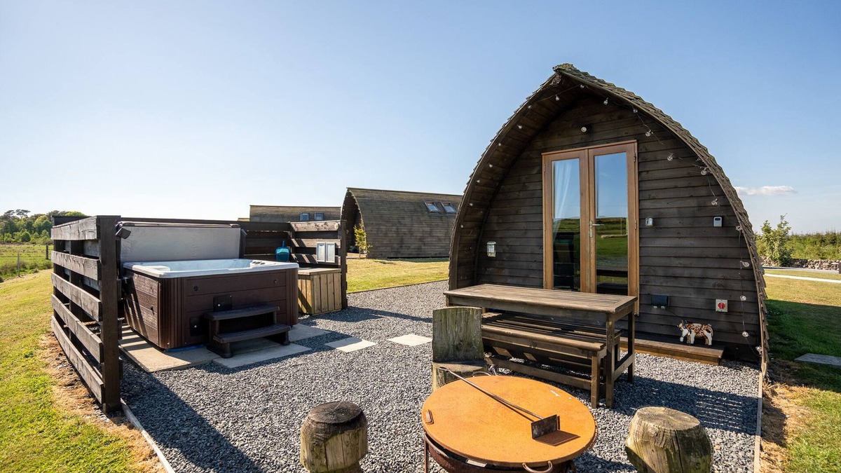 Newton Stewart Cabin | Cosy Modern Glamping Cabin With Hot Tub
