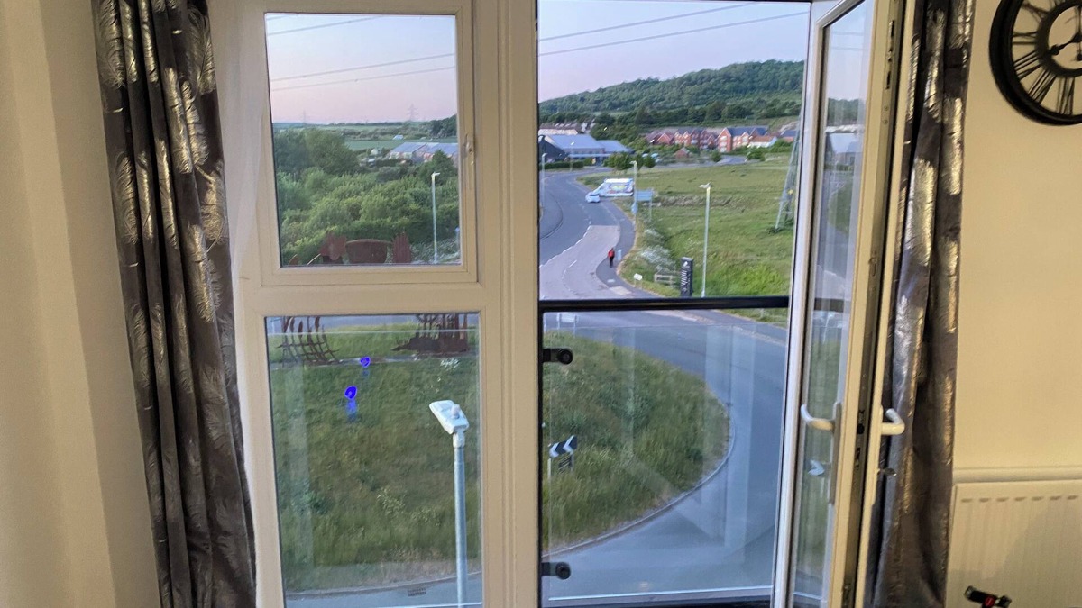 Wouldham Apartment | COSY NEW BUILD TOP FLOOR APARTMENT OVERSEEING FIELDS IN KENT, FAMILY-FRIENDLY!