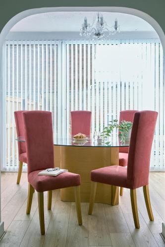 Leeds House | Cosy Nook - 3 Bedroom Retreat with Private Garden, Parking and Media Wall