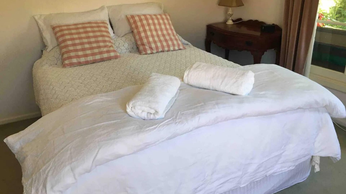 Frankston South House | Cosy Oliver Hill retreat, short walk to beach & scenic lookout