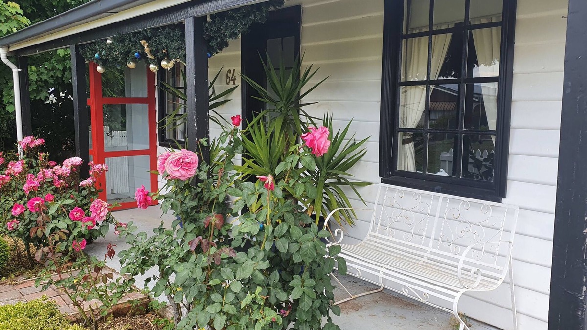 Deloraine Cottage | Cosy Original Miners Cottage - Magnificent views of the Great Western Tiers