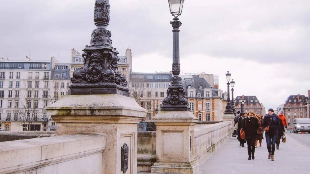 Les Halles Apartment | COSY PARISIAN HAVEN: 2-BEDROOM APARTMENT NEAR LOUVRE AND CHÂTELET LES HALLES