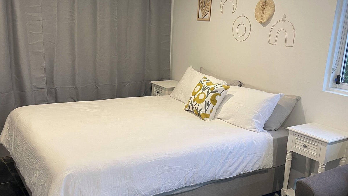 West Bathurst Apartment | Cosy Private Studio