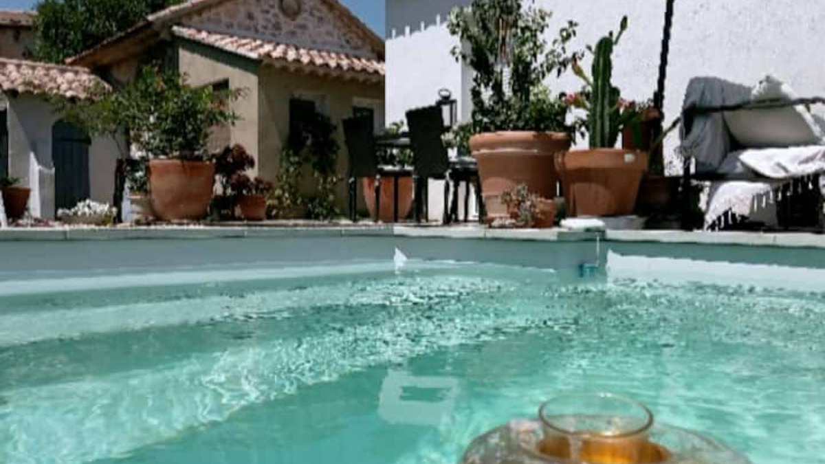 Sollies Pont Cabin | Cosy Provencal cottage with pool access.