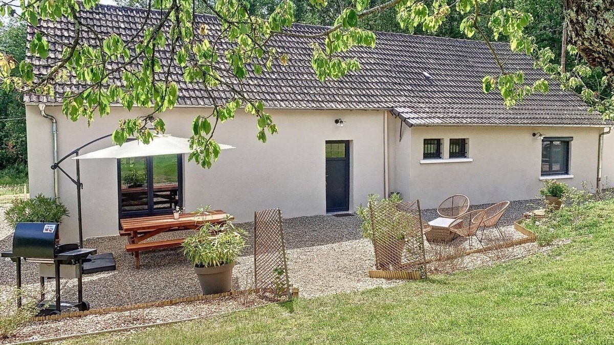 Cerilly Cottage | Cosy Retreat in Prestigious Forest: 3BR Home, Terrace, BBQ, Near Lake & Hiking