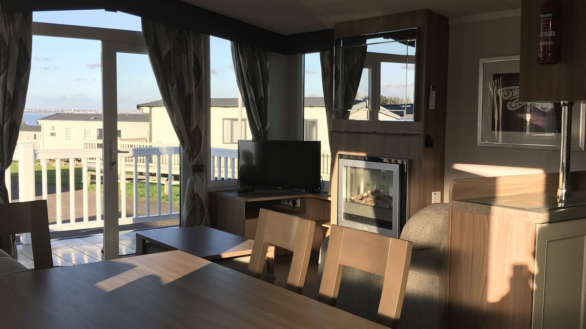 Isle of Grain Cabin | Cosy retreat situated near the Estuary