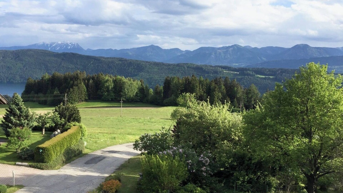 Gortschach Apartment | Cosy Retreat with Lake and Mountain Views