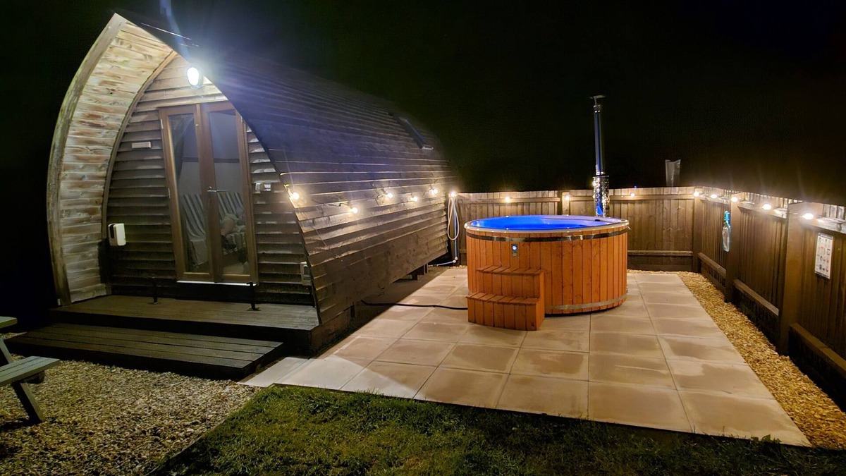 Grantham Cabin | Cosy Rural Cabin with Wood Fired Hot Tub