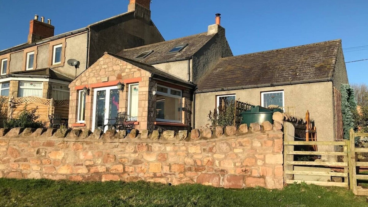 Berwick-upon-Tweed Cottage | Cosy rural retreat with panoramic views of hills and coast