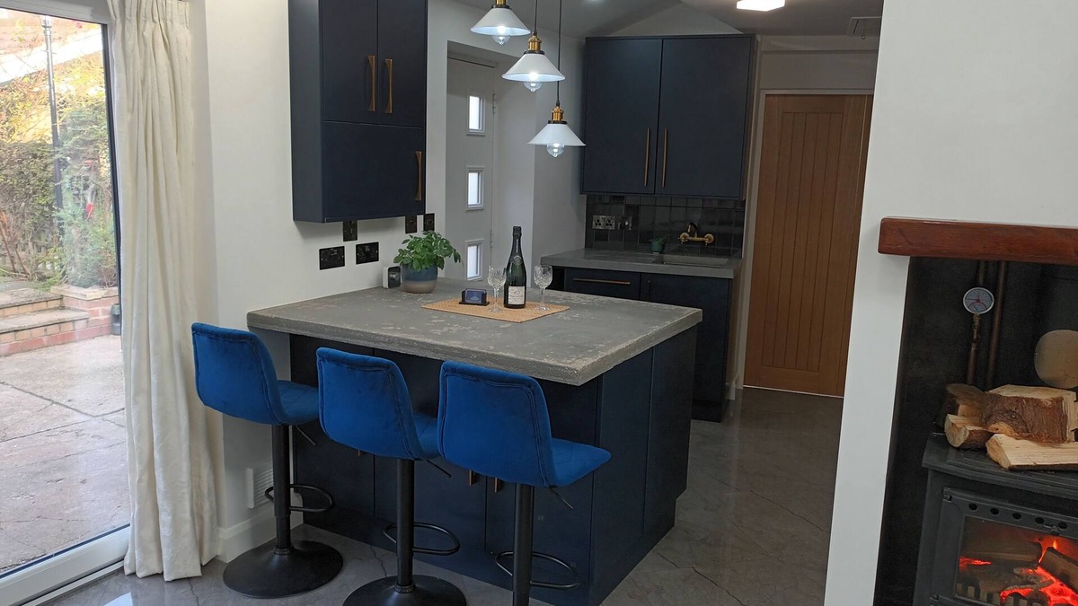 Arnold House | Cosy Self contained bungalow. Hispano, Asian - Brit short stay living space.