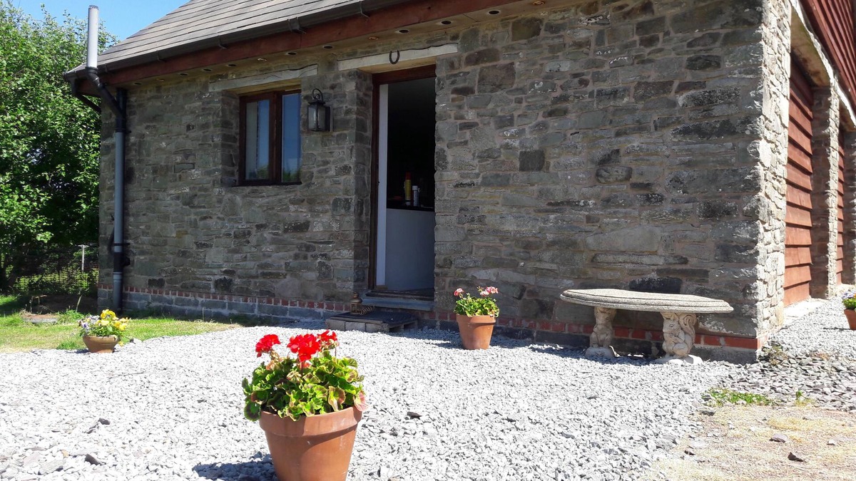 Builth Wells House | Cosy, smart self-contained stone cottage, 1000 feet up