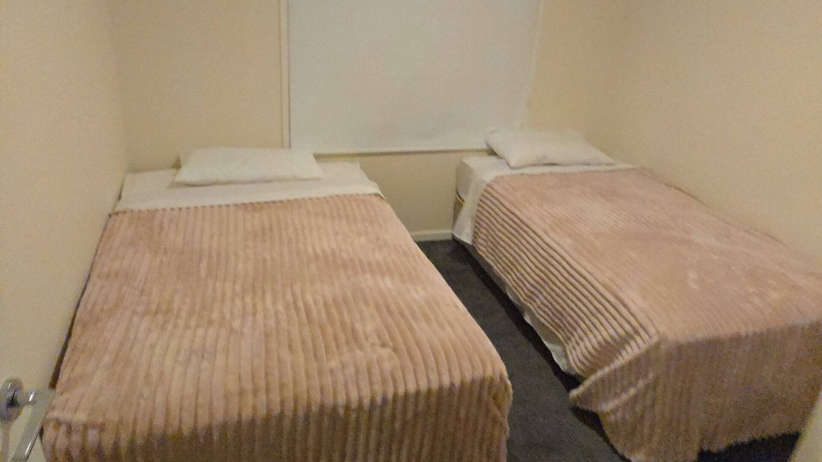 Drouin House | Cosy spacious hill holiday home