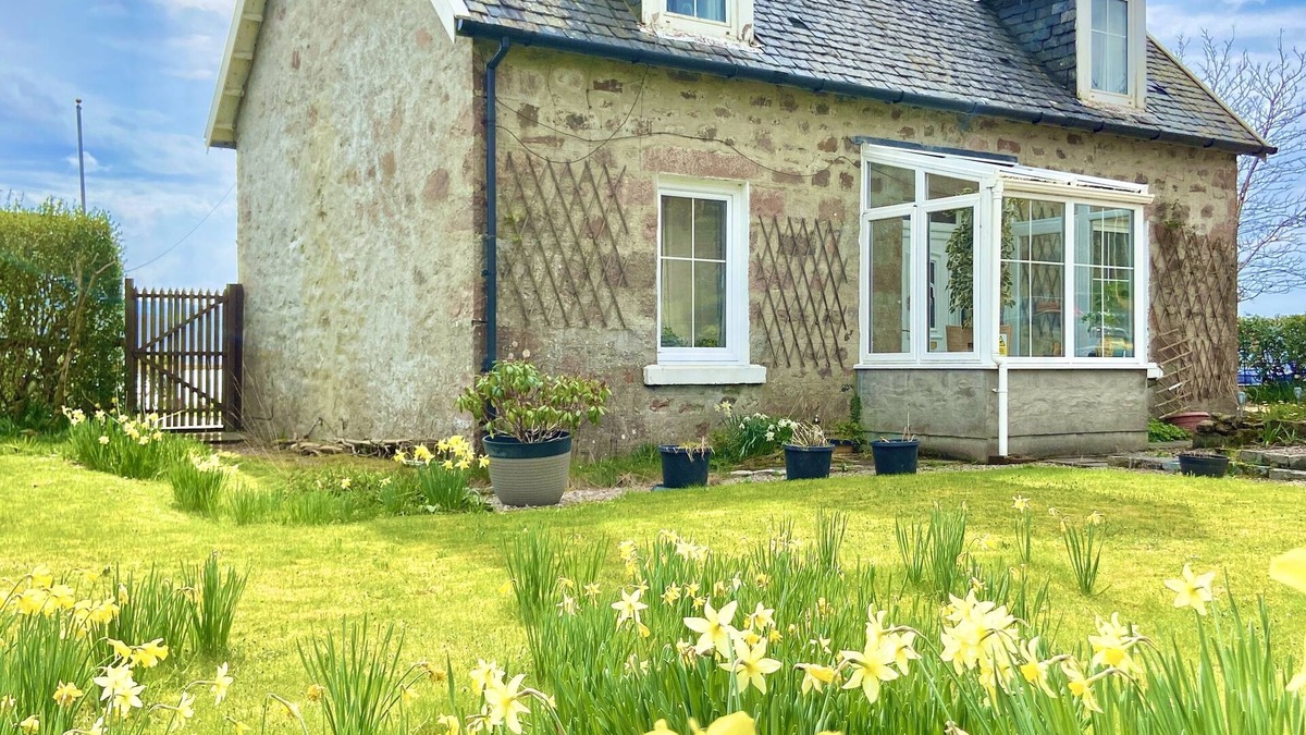 Inveraray Cottage | Cosy, Stone Built Cottage; Super Dog Friendly; Games Room & Direct Loch Access!