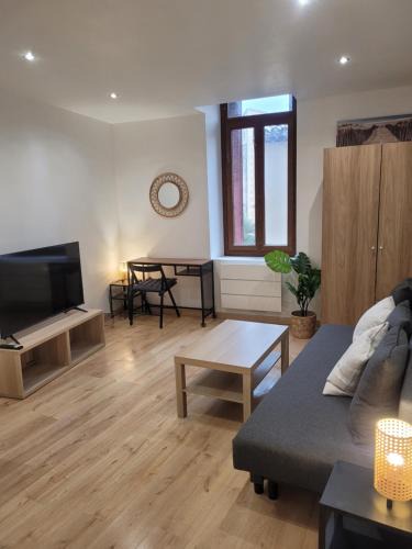 Saint-Mitre-les-Remparts Apartment | Cosy Studio