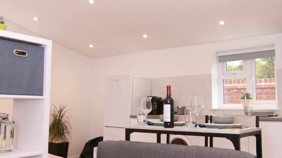 Bury St Edmunds Apartment | Cosy Studio: Kitchen, Parking, 10' walking to Town