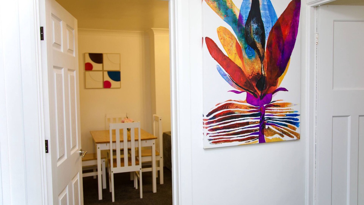 Little Holland Apartment | Cosy & Stylish 2 Bedroom G/F flat in Prime Location