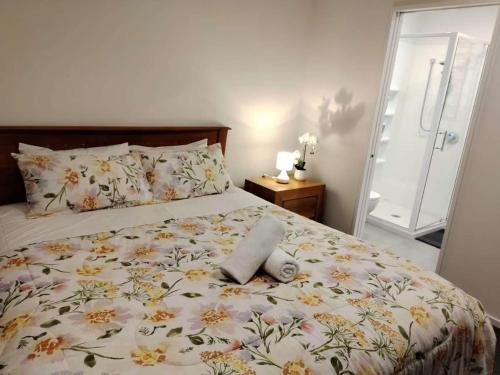 Burnside Bed & Breakfast | Cosy Sunny Bedroom Close to Airport