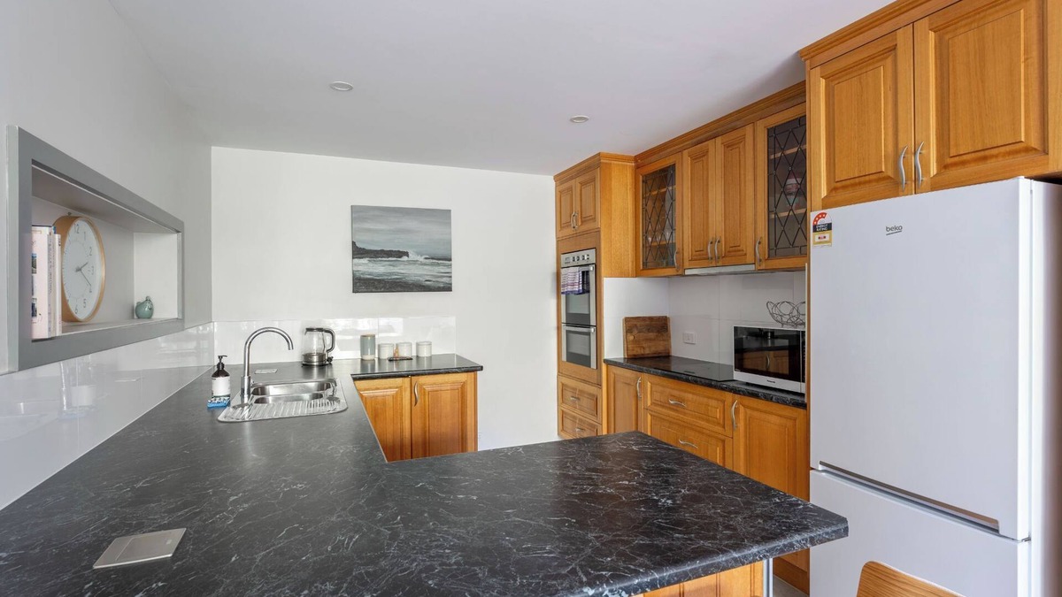 Montello Apartment | Cosy Unit With a Sea View