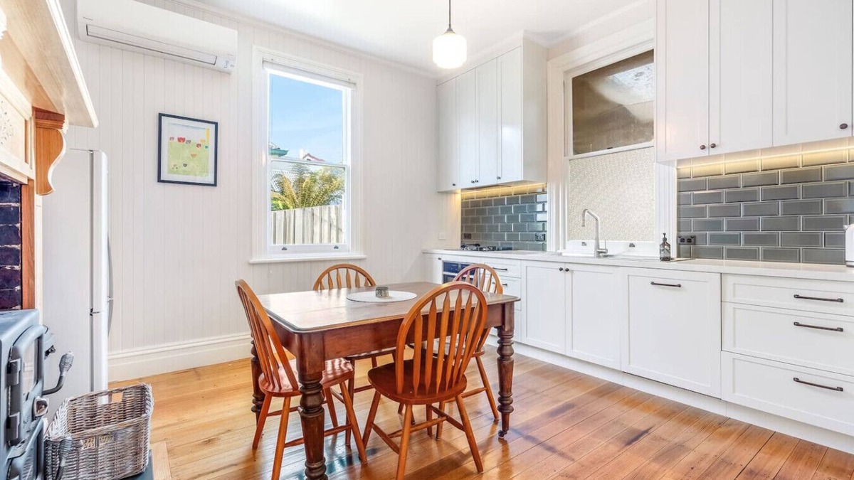 West Hobart Apartment | Cosy Upgraded Character Home in Leafy West Hobart
