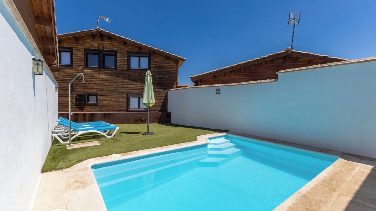 Cobisa House | Cosy Wooden House with Wi-Fi, Air Conditioning, Pool and Garden