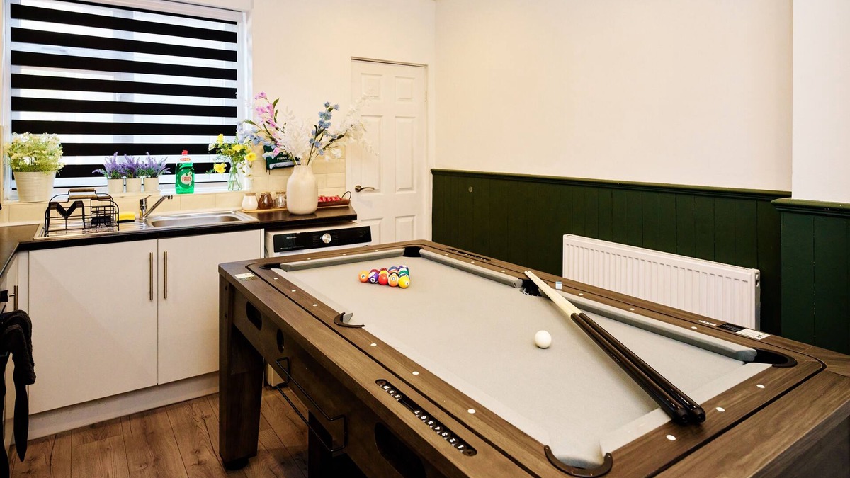 Wyken House | CosyHome | NearCityCentre | sleeps 8 | Pool Table