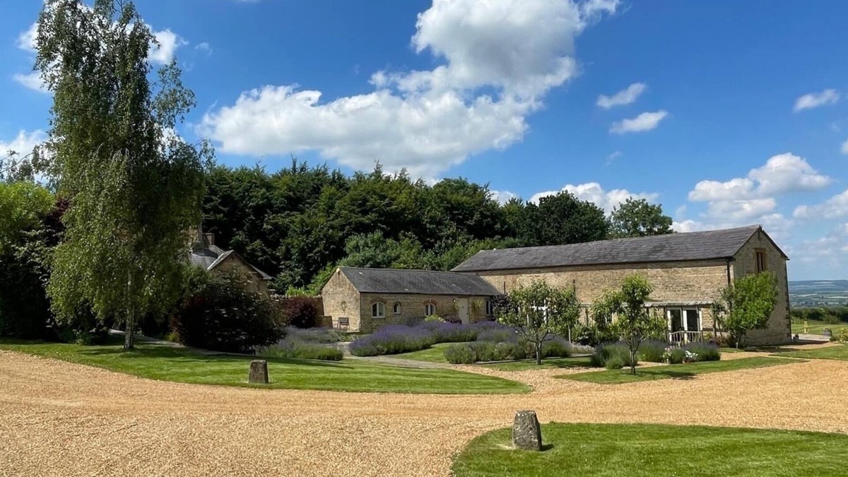 Whichford House | Cotswold Farmhouse Barn - stunning views